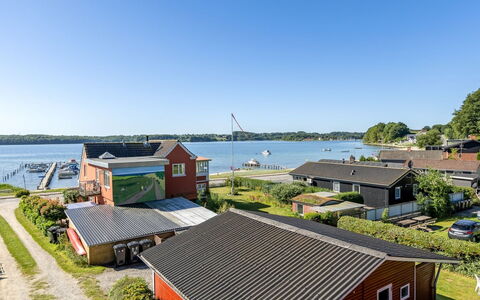 Star - 100M from the Sea: Appartement, Schaduw, Balkon, Stoel, Hek, Buitenmeubels, Aluminium, Kunstgras