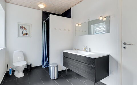 Ewelina - 15Km from the Sea: Flooring, Loodgieterswerkinrichting, Verdieping, Wastafel, Interieur Ontwerp, Badkamer, Wastafel In De Badkamer, Kraan, Badkamerkast, Loodgieter