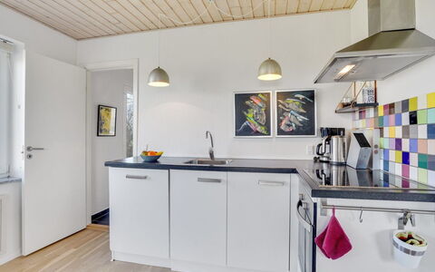 Ewelina - 15Km from the Sea: Keuken, Interieur Ontwerp, Countertop, Flooring, Plafond, Toestel Van De Keuken, Major Appliance, Hout, Verdieping, Meubilair