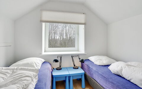 Ewelina - 15Km from the Sea: Hout, Slaapkamer, Bed, Interieur Ontwerp, Verdieping, Huis, Bedding, Plafond, Laken, Kamer