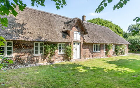 Arik - 700M from the Sea: Dak, Huis, Huis, Verblijf, Deur, Siding, Dek, Veranda, Plank, Hardwood