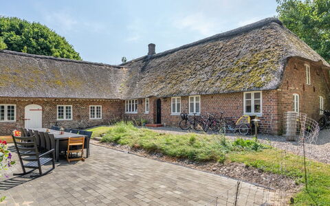 Arik - 700M from the Sea: Dak, Huis, Huis, Verblijf, Deur, Siding, Dek, Veranda, Plank, Hardwood