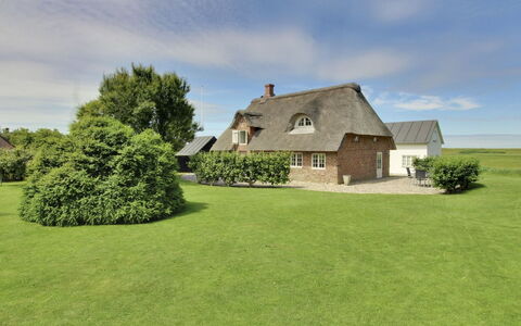 Ingulf - 18Km from the Sea: Blauw, Struik, Verblijf, Groundcover, Tuin, Landgoed, Schaduw, Landscaping, Boerderij, Eco Hotel