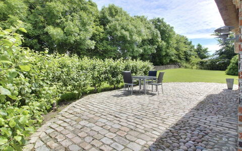 Ingulf - 18Km from the Sea: Blauw, Struik, Verblijf, Groundcover, Tuin, Landgoed, Schaduw, Landscaping, Boerderij, Eco Hotel