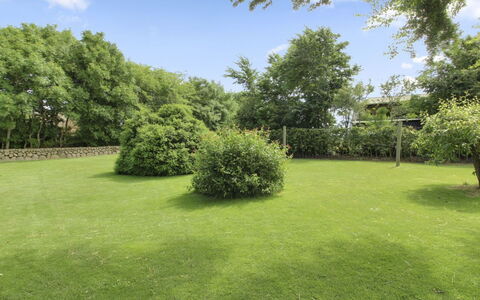 Ingulf - 18Km from the Sea: Blauw, Struik, Verblijf, Groundcover, Tuin, Landgoed, Schaduw, Landscaping, Boerderij, Eco Hotel