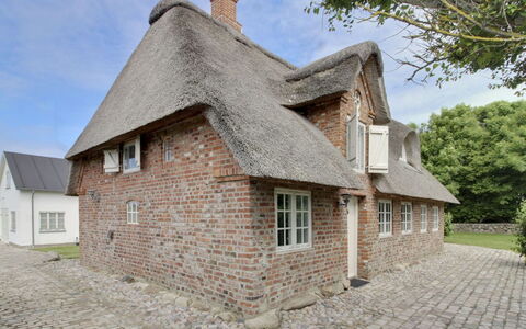 Ingulf - 18Km from the Sea: Blauw, Struik, Verblijf, Groundcover, Tuin, Landgoed, Schaduw, Landscaping, Boerderij, Eco Hotel