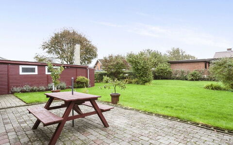 Harrieth - 16Km from the Sea: Blauw, Struik, Verblijf, Groundcover, Tuin, Landgoed, Schaduw, Landscaping, Boerderij, Eco Hotel