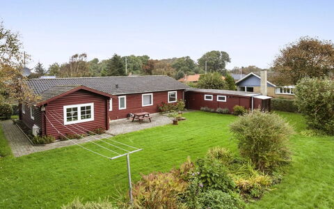 Harrieth - 16Km from the Sea: Blauw, Struik, Verblijf, Groundcover, Tuin, Landgoed, Schaduw, Landscaping, Boerderij, Eco Hotel
