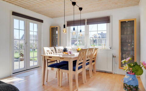 Harrieth - 16Km from the Sea: Blauw, Struik, Verblijf, Groundcover, Tuin, Landgoed, Schaduw, Landscaping, Boerderij, Eco Hotel