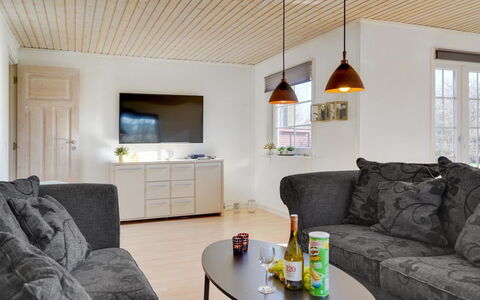 Harrieth - 16Km from the Sea: Blauw, Struik, Verblijf, Groundcover, Tuin, Landgoed, Schaduw, Landscaping, Boerderij, Eco Hotel