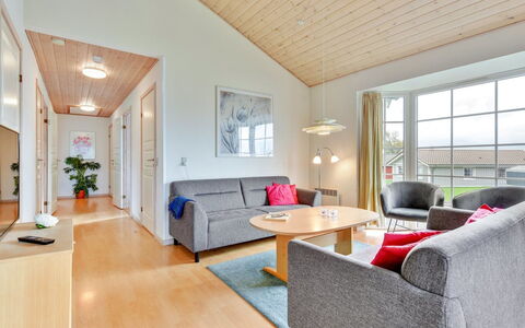 Karina - 150M to the Fjord: Flooring, Plafond, Interieur Ontwerp, Verdieping, Meubilair, Woonkamer, Houten Vloer, Bankstel, Stoel
