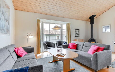 Karina - 150M to the Fjord: Meubilair, Interieur Ontwerp, Flooring, Huis, Bankstel, Verdieping, Woonkamer, Plafond, Kamer