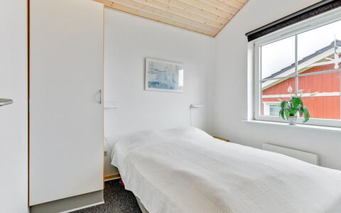 Karina - 150M to the Fjord: Huis, Plafond, Daylighting, Hardwood, Slaapkamer, Beits, Plank, Siding, Bed, Sneeuw