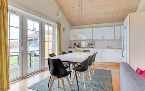 Karina - 150M to the Fjord: Flooring, Interieur Ontwerp, Verdieping, Keuken En Eettafel, Plafond, Houten Vloer, Stoel, Eetkamer, Woonkamer, Laminaatvloer