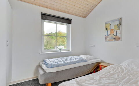 Karina - 150M to the Fjord: Muur, Hout, Huis, Slaapkamer, Plafond, Verblijf, Hardwood, Daylighting, Beits, Bed