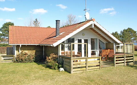 Ascan - 50M from the Sea: Huis, Verblijf, Huis, Dak, Siding, Gazon, Veranda, Werf, Boerderij, Garden Gebouwen