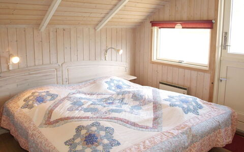 Ascan - 50M from the Sea: Slaapkamer, Bed, Laken, Hout, Bedding, Meubilair, Verdieping, Interieur Ontwerp, Linens, Flooring