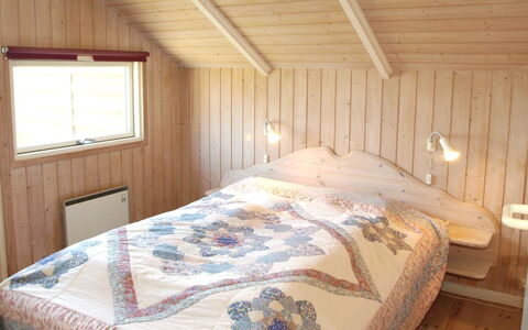 Ascan - 50M from the Sea: Slaapkamer, Hout, Verdieping, Interieur Ontwerp, Flooring, Plafond, Bed, Meubilair, Kamer, Laken