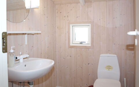 Ascan - 50M from the Sea: Muur, Flooring, Hout, Verdieping, Loodgieterswerkinrichting, Badkamer, Interieur Ontwerp, Toilet, Kamer, Loodgieter
