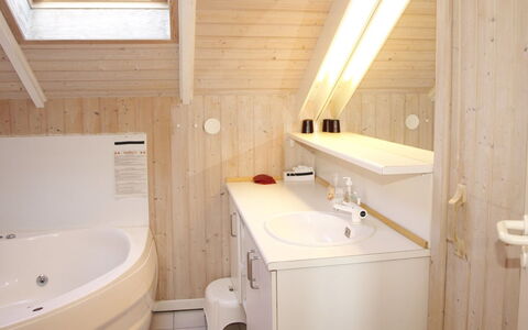 Ascan - 50M from the Sea: Loodgieterswerkinrichting, Wastafel In De Badkamer, Flooring, Badkamer, Wastafel, Hout, Verdieping, Interieur Ontwerp, Kraan, Loodgieter