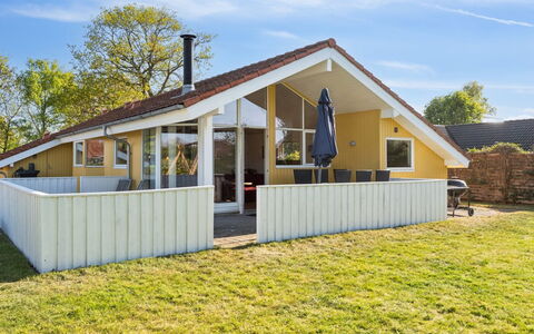 Dolores - 100M from the Sea: Dak, Huis, Huis, Verblijf, Deur, Siding, Dek, Veranda, Plank, Hardwood