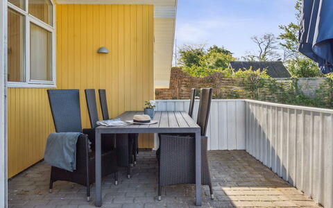 Dolores - 100M from the Sea: Dak, Huis, Huis, Verblijf, Deur, Siding, Dek, Veranda, Plank, Hardwood