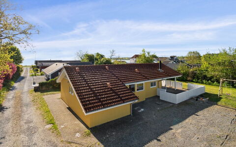 Dolores - 100M from the Sea: Dak, Huis, Huis, Verblijf, Deur, Siding, Dek, Veranda, Plank, Hardwood