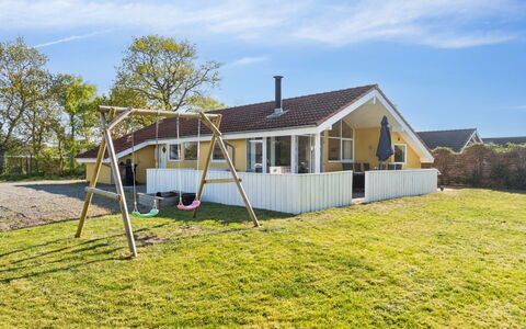 Dolores - 100M from the Sea: Dak, Huis, Huis, Verblijf, Deur, Siding, Dek, Veranda, Plank, Hardwood