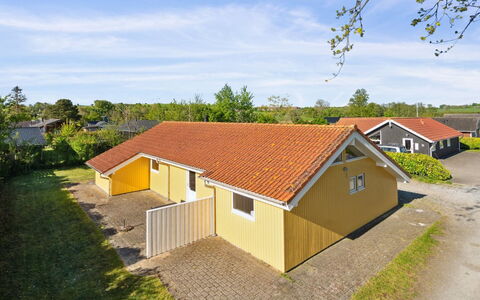 Dolores - 100M from the Sea: Dak, Huis, Huis, Verblijf, Deur, Siding, Dek, Veranda, Plank, Hardwood