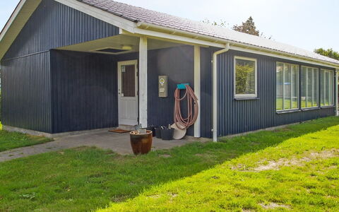 Luise - 800M from the Sea: Dak, Huis, Huis, Verblijf, Deur, Siding, Dek, Veranda, Plank, Hardwood