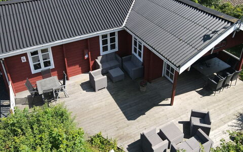 Ernestine - 500M to the Fjord: Hout, Huis, Dak, Huis, Struik, Verblijf, Deur, Buitenmeubels, Schaduw, Werf