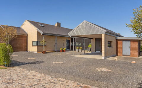 Hans - 700M from the Sea: Dak, Huis, Huis, Verblijf, Siding, Landgoed, Oprit, Garden Gebouwen, Werf, Schuur