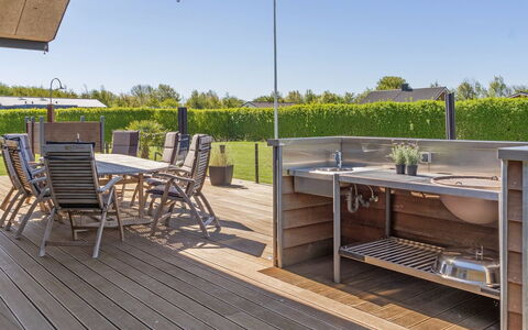 Hans - 700M from the Sea: Dak, Huis, Huis, Verblijf, Siding, Landgoed, Oprit, Garden Gebouwen, Werf, Schuur