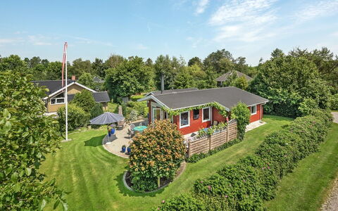 Tess - 50M from the Sea: Huis, Woongebied, Dak, Huis, Tuin, Verblijf, Gazon, Landscaping, Voorstad, Landgoed