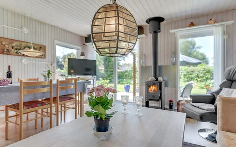 Tess - 50M from the Sea: Hout, Plafond, Lichte Inrichting, Woonkamer, Hardwood, Stoel, Beits, Natuurlijk Materiaal, Houten Vloer, Kroonluchter