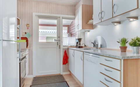 Tess - 50M from the Sea: Major Appliance, Hout, Flooring, Toestel Van De Keuken, Keuken, Interieur Ontwerp, Countertop, Verdieping, Wastafel, Huis