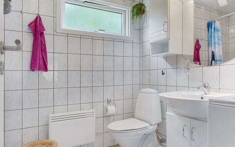 Tess - 50M from the Sea: Loodgieterswerkinrichting, Badkamer, Flooring, Interieur Ontwerp, Verdieping, Wastafel, Toilet, Wc Bril, Loodgieter, Wastafel In De Badkamer