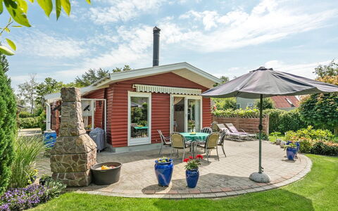 Tess - 50M from the Sea: Huis, Struik, Huis, Verblijf, Dak, Tuin, Land Lot, Garden Gebouwen, Groundcover