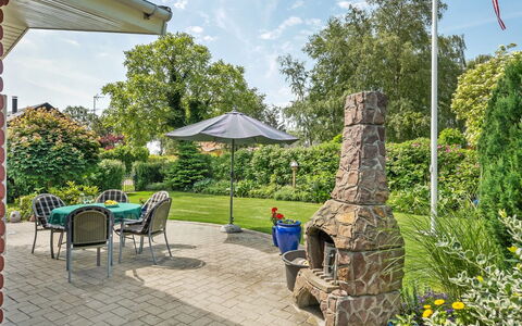 Tess - 50M from the Sea: Boom, Tuin, Struik, Landschap, Meubilair, Land Lot, Schaduw, Gazon, Landscaping