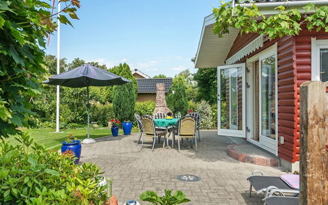 Tess - 50M from the Sea: Struik, Tuin, Huis, Huis, Verblijf, Meubilair, Dak, Stoel, Schaduw