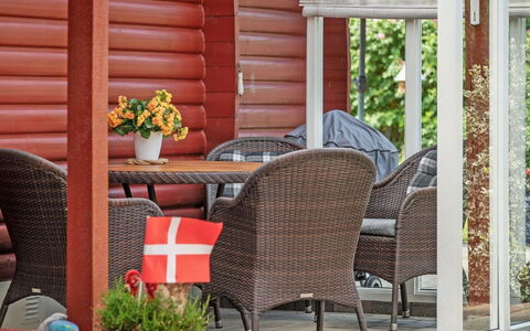 Tess - 50M from the Sea: Meubilair, Hout, Buitenmeubels, Stoel, Tafel, Interieur Ontwerp, Bloempot, Buitentafel, Schaduw, Veranda