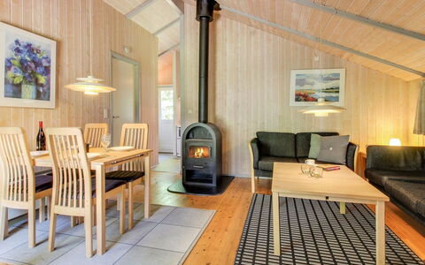 Frederikke - 28Km from the Sea: Hout, Flooring, Interieur Ontwerp, Plafond, Meubilair, Kamer, Verdieping, Woonkamer, Huis, Hardwood