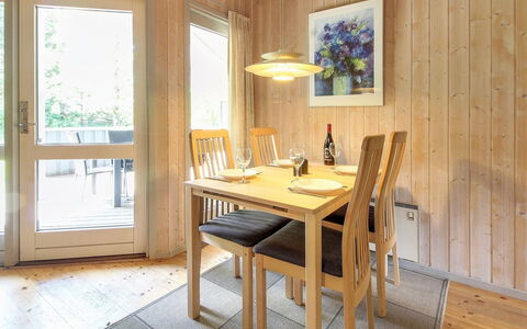 Frederikke - 28Km from the Sea: Meubilair, Interieur Ontwerp, Flooring, Verdieping, Hout, Plafond, Eetkamer, Houten Vloer, Stoel, Kamer