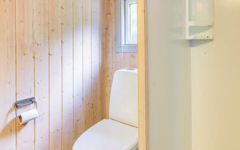 Frederikke - 28Km from the Sea: Muur, Wc Bril, Hout, Flooring, Loodgieterswerkinrichting, Toilet, Badkamer, Verdieping, Interieur Ontwerp, Wastafel In De Badkamer