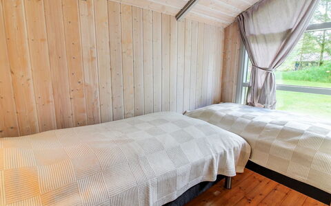 Frederikke - 28Km from the Sea: Hout, Slaapkamer, Verdieping, Flooring, Bed, Interieur Ontwerp, Laken, Meubilair, Bedding, Linens
