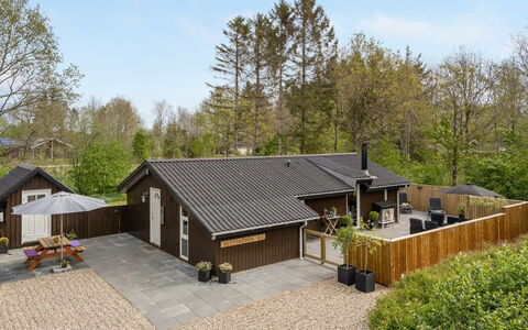 Kea - 30Km from the Sea: Dak, Huis, Huis, Verblijf, Deur, Landgoed, Siding, Schaduw, Oprit, Tuin
