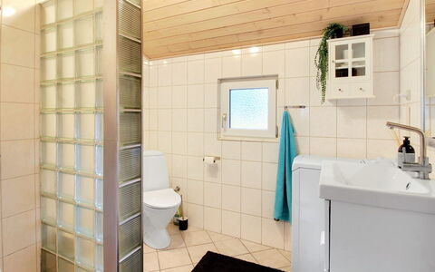 Kea - 30Km from the Sea: Muur, Interieur Ontwerp, Flooring, Loodgieterswerkinrichting, Verdieping, Badkamer, Plafond, Kamer, Loodgieter, Tegel