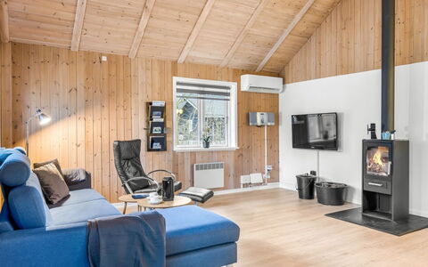 Heina - 25Km from the Sea: Hout, Interieur Ontwerp, Plafond, Meubilair, Huis, Flooring, Verdieping, Kamer, Woonkamer, Houten Vloer