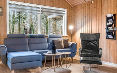 Heina - 25Km from the Sea: Meubilair, Stoel, Hardwood, Woonkamer, Armleuning, Pine Family, Kamerplant