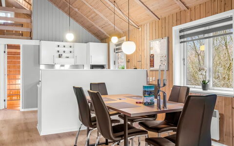 Heina - 25Km from the Sea: Interieur Ontwerp, Meubilair, Hout, Plafond, Lichte Inrichting, Flooring, Keuken En Eettafel, Huis, Keuken, Verlichting